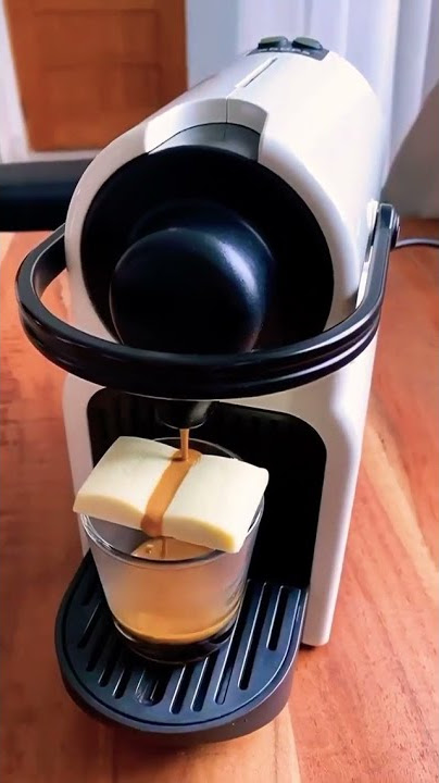 Krups Nespresso Inissia XN1005 - Cafetera monodosis de cápsulas Nespresso,  19 bares, apagado automático, capacidad de 0,7L, diseño compacto, modo eco,  color rojo, incluye kit de bienvenida : : Hogar y cocina