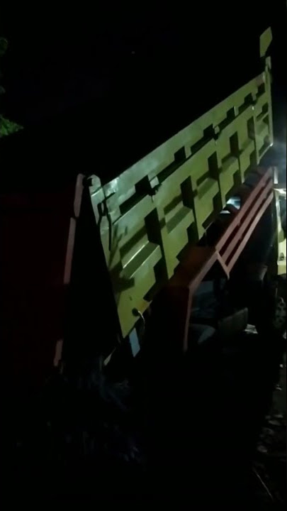 Truk bongkar pasir malam hari
