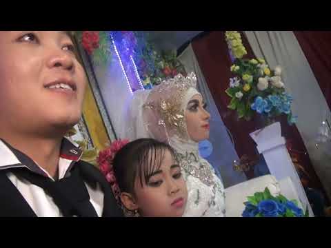 PENGANTIN SAMBIL MOMONG ADIKNYA DI TENGAH ACARA RESEPSIAN