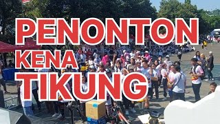 GOKIL!! PENONTON SATU LAPANGAN KENA TIKUNG