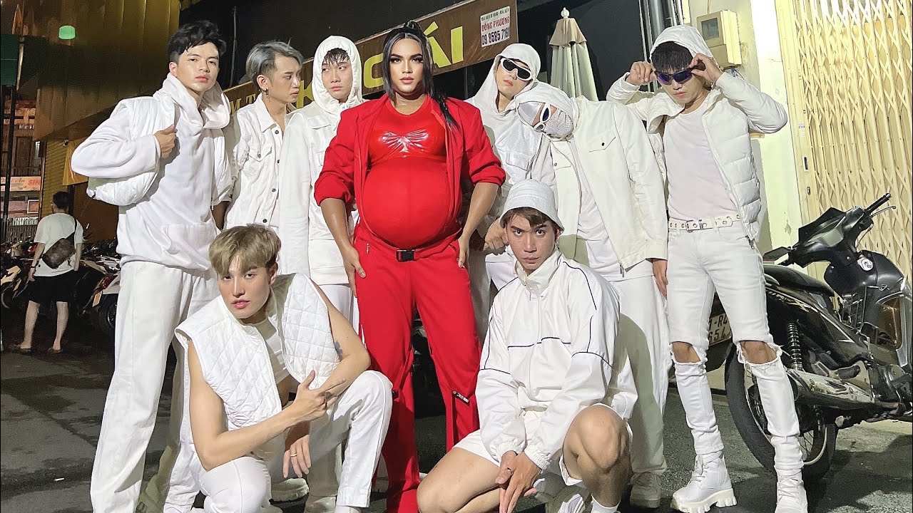 Rihanna superbowl 2023 - dragqueen Suri tại lô tô hương nam