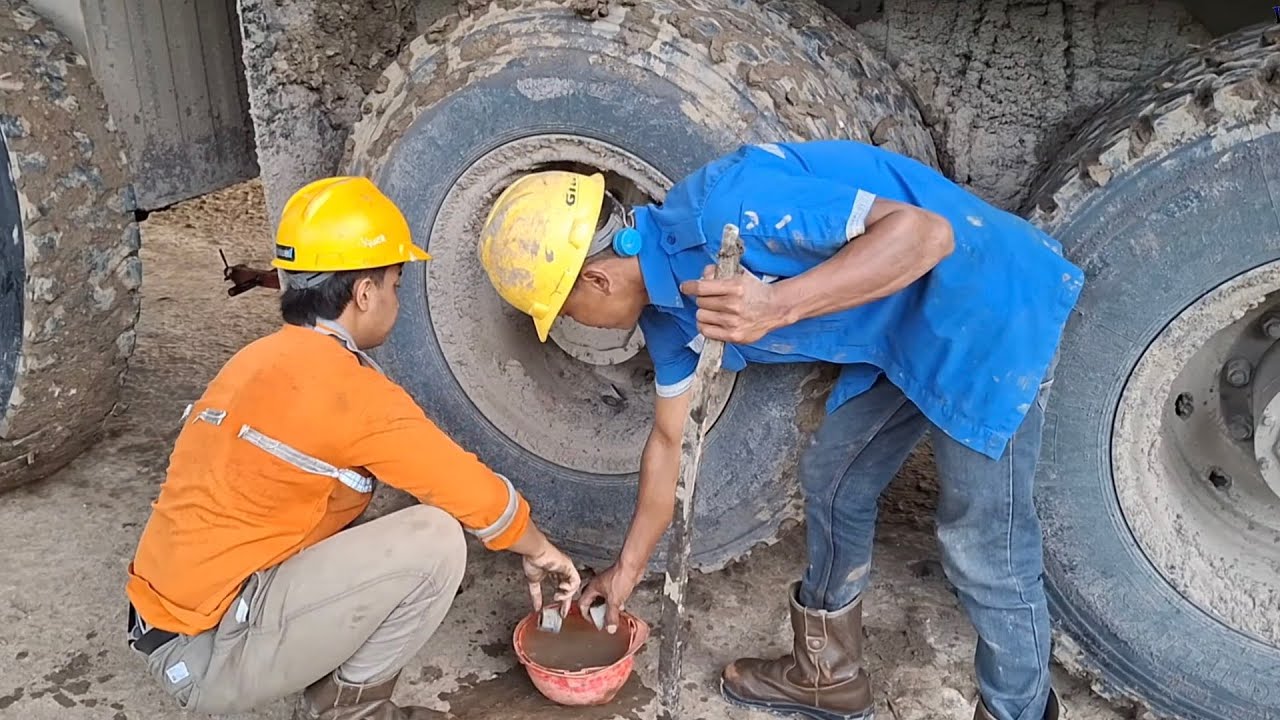 DONGFENG 8×4 GANTI  TYRE 12.00 R 24  POST:5 LOW DI WORSKHOP#dongfeng