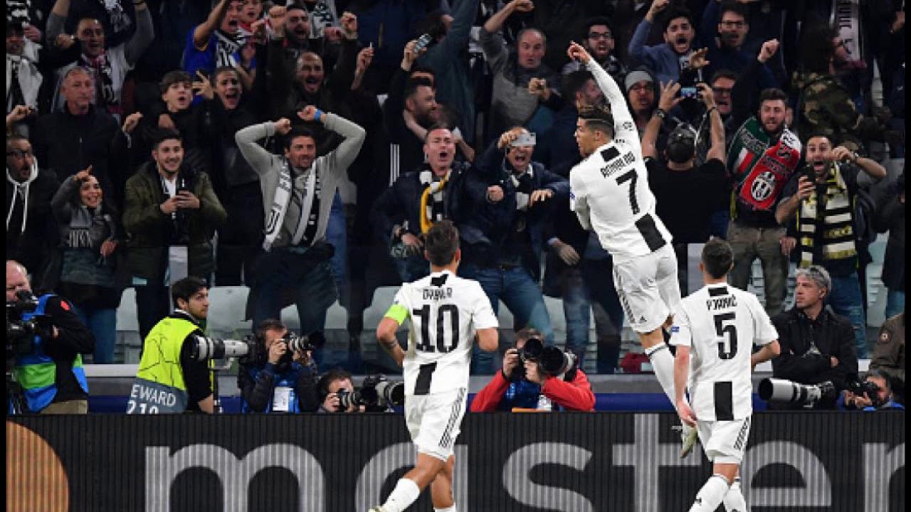 Champions League, Lewandowski a letto con la coppa ...