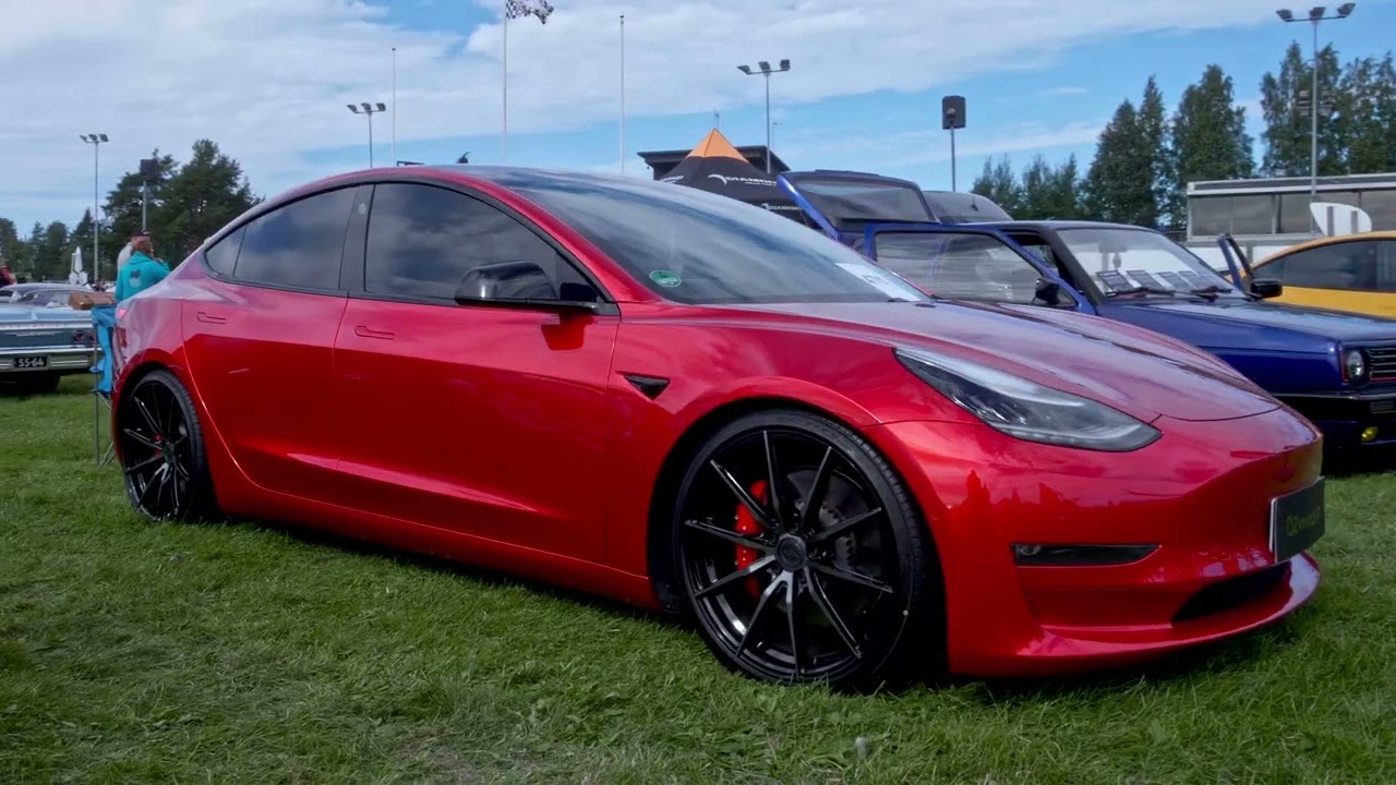 Tesla Model 3 yliteippaus ja ikkunatummennukset | Tyylikkään punainen väri kääntää katseet