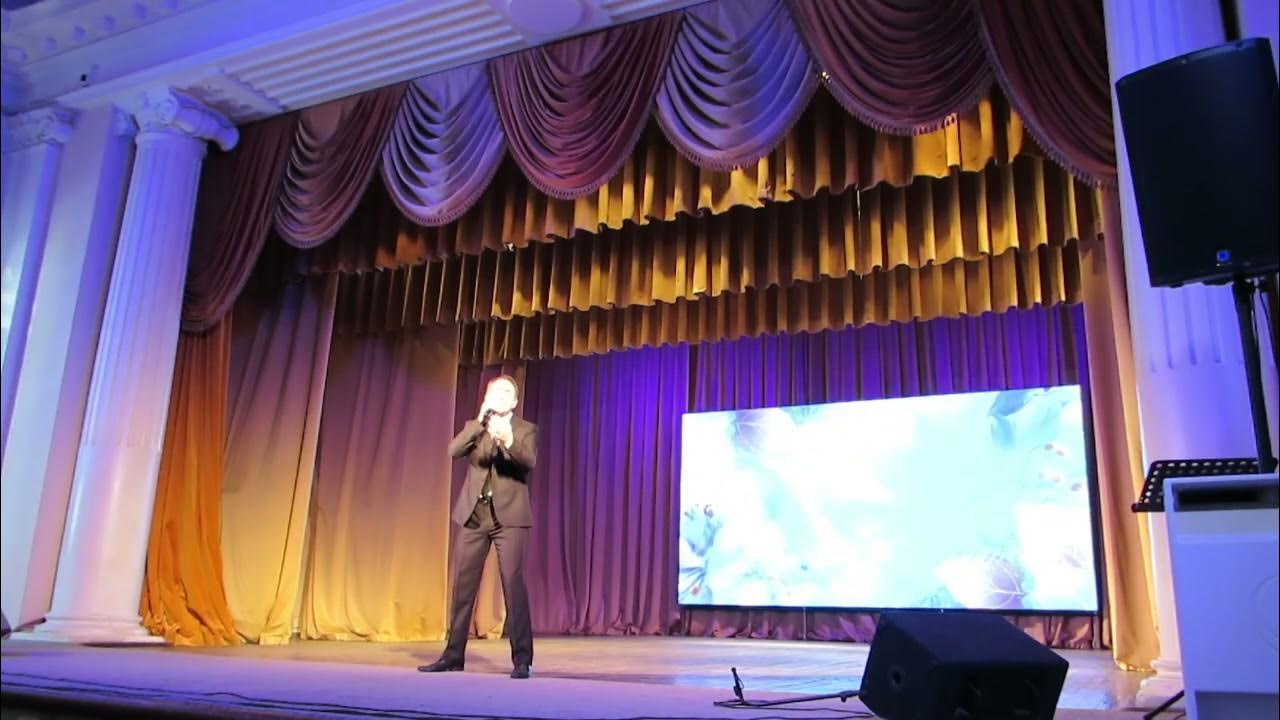 Украшение задника сцены. Красивое украшение сцены. Дк цветы. Украсить сцену шарами. Цветочные композиции для официальных мероприятий.