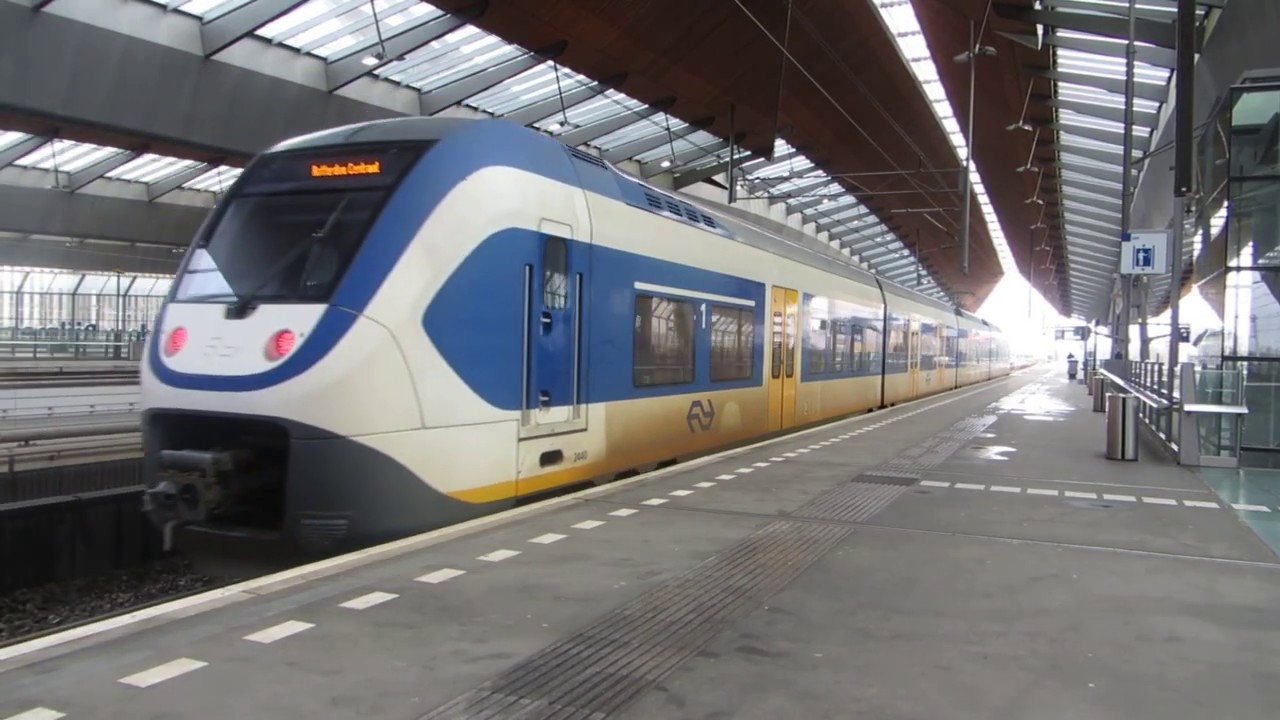 treinen en metros op station Amsterdam bijlmer Arena