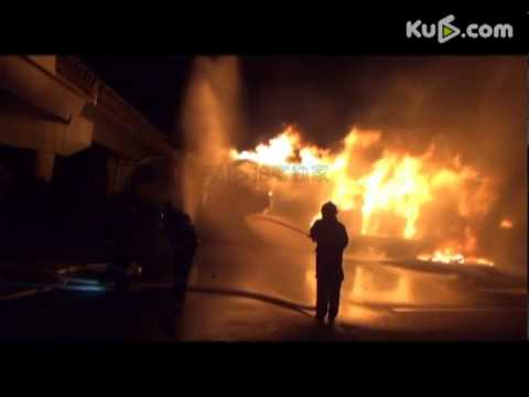 [Ku6 vlogger] trucks collided and caused fire, driver's son were burnt