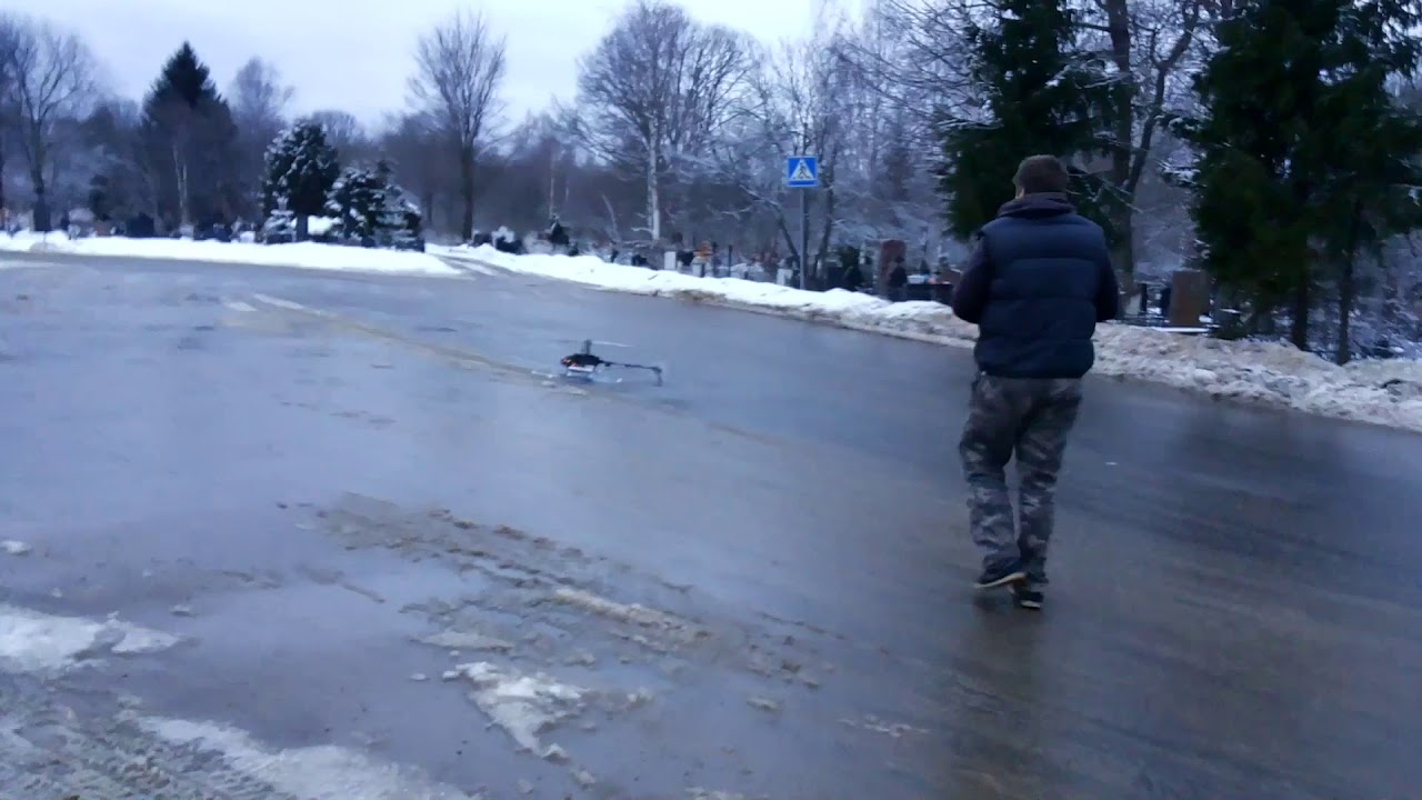 Неудачный запуск радиоуправляемого вертолёта.