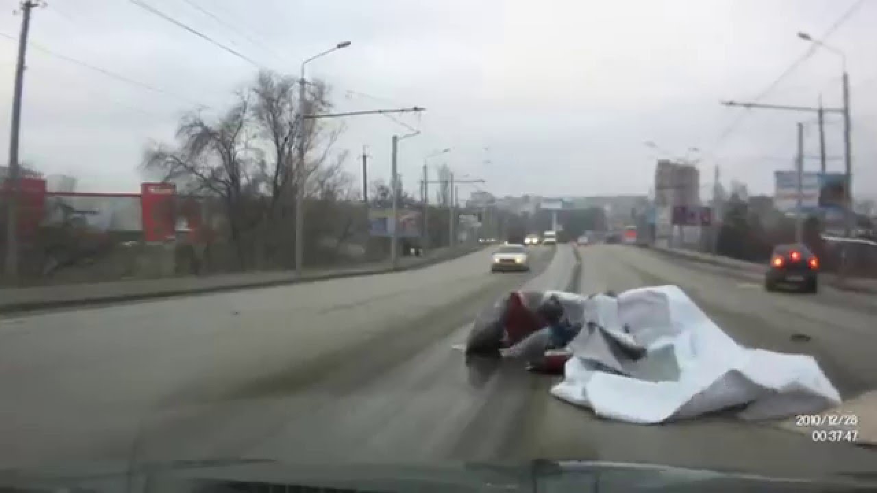 Упал на машину