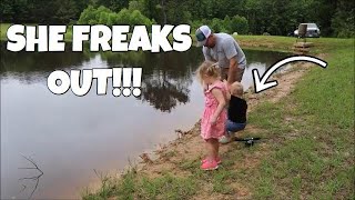 Daughters First Time Touching A Fish (HILLARIOUS!!!)
