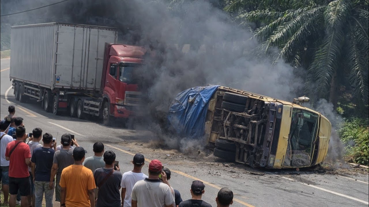 Truck Cold Diesel Slip Oper Gigi Meluncur Mundur  lalu Terguling Di bukit kodok