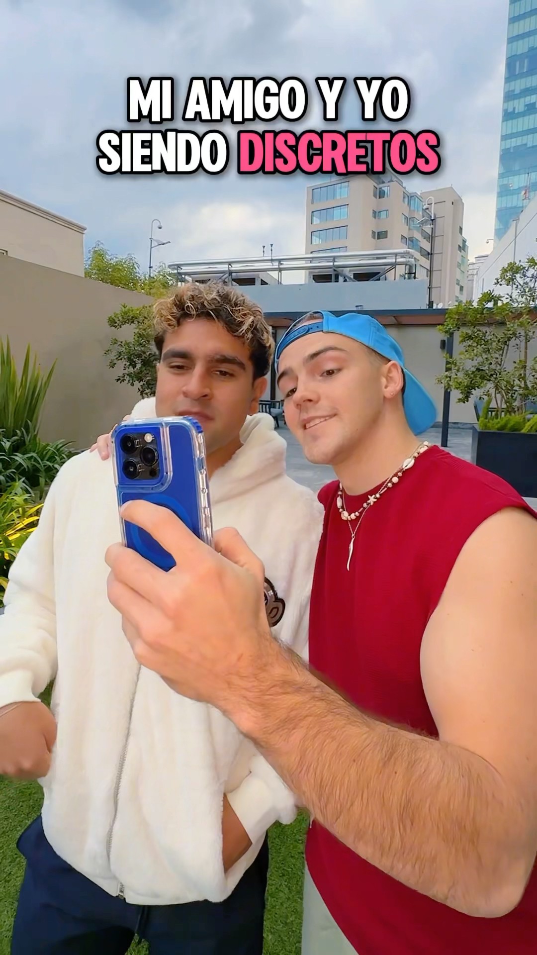 Yo y mi amigo siendo DISCRETOS ???