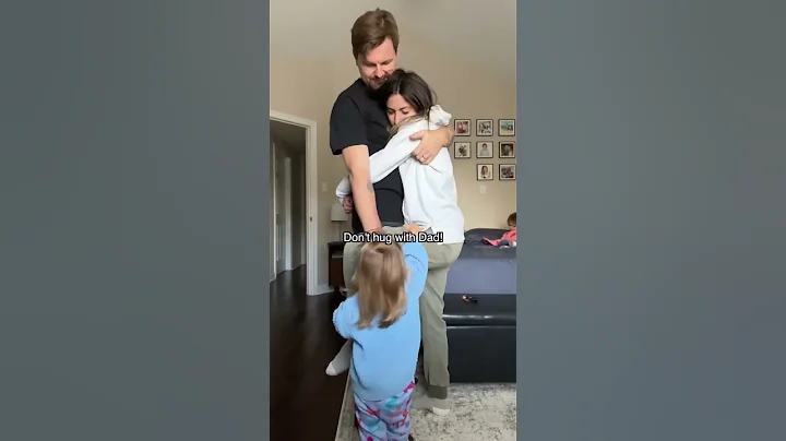 I love how she always wants in on the hugs - DayDayNews