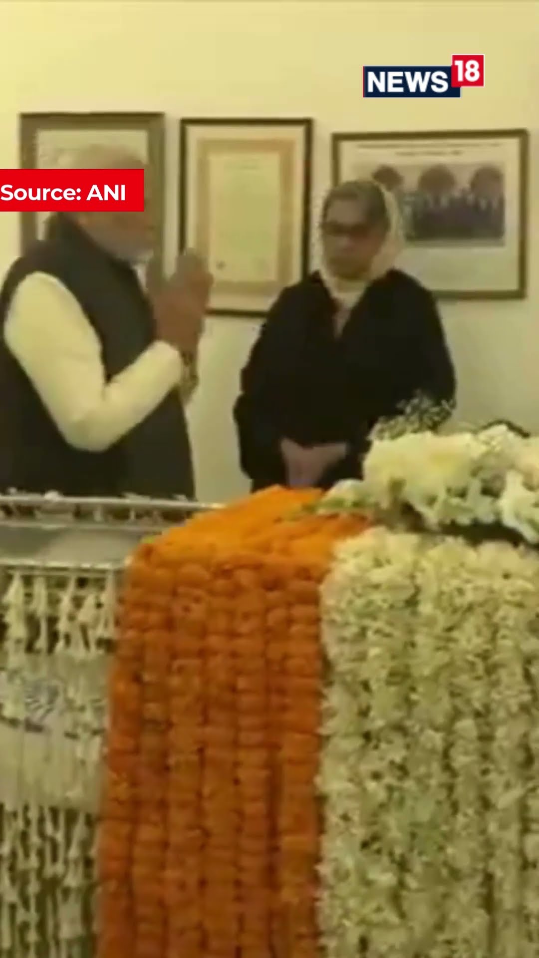 Prime Minister Narendra Modi Pays Tribute To Former PM Dr Manmohan Singh | News18 Shorts | N18S