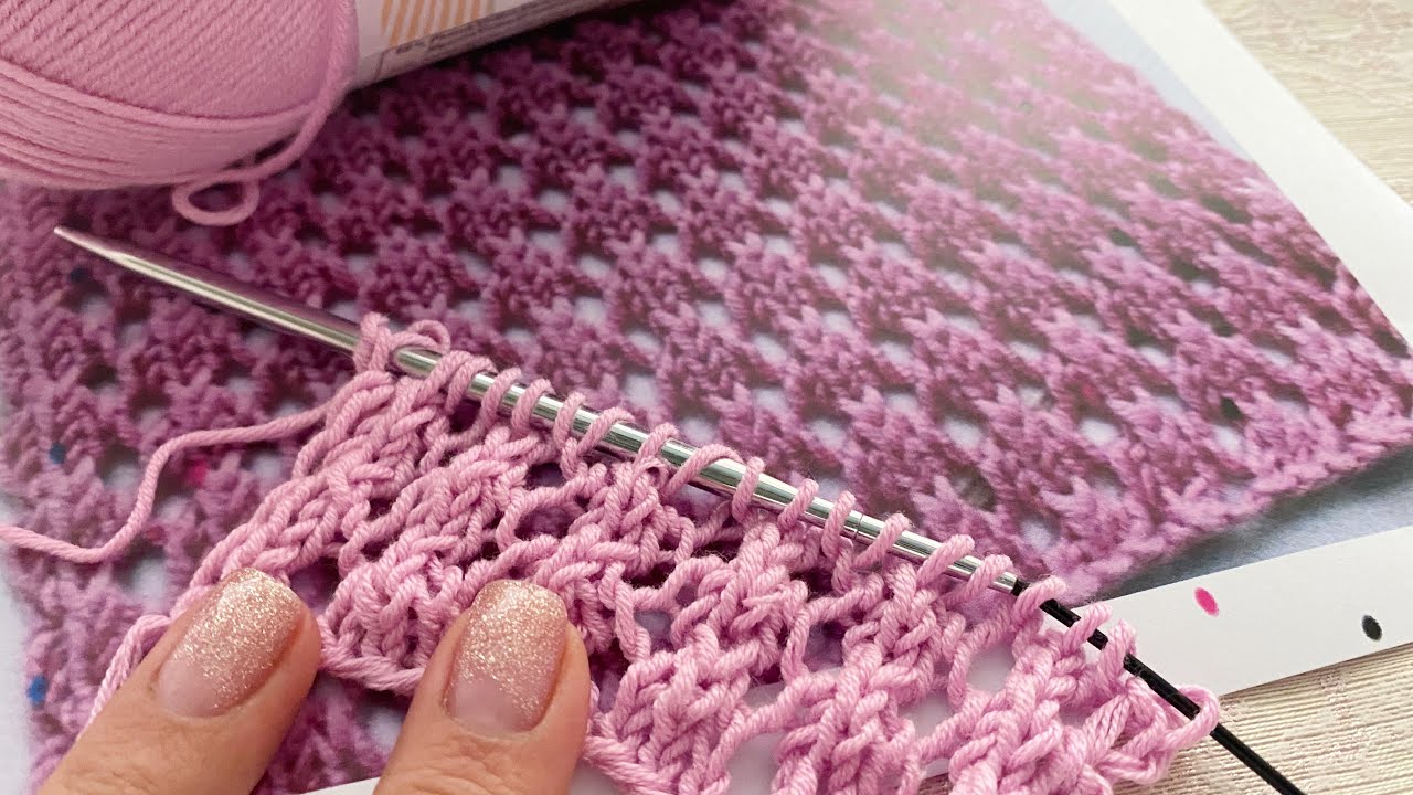 Model tricotat cu găurele