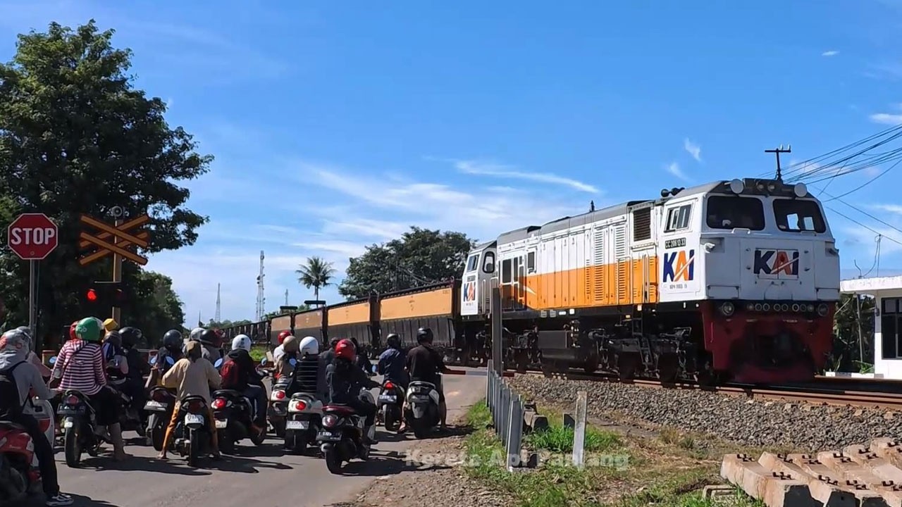 Full Kecepatan Lokomotif cc203 cc206 dan 201 melintas di Sore hari, Kereta Api narik Gerbong Panjang