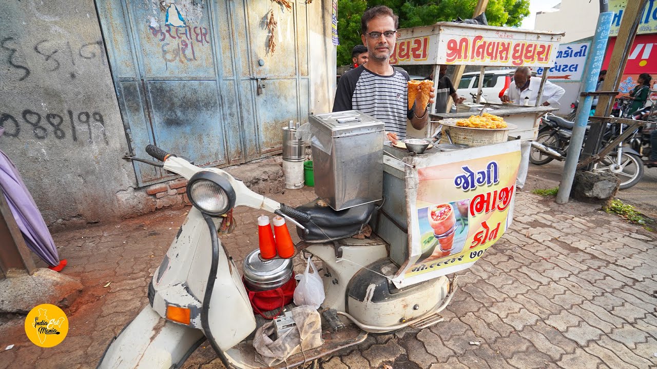 Hardworking Man Selling BHAJI CONE CHAAT On His Scooter Rs. 25/- Only l Rajkot Street Food | INDIA EAT MANIA