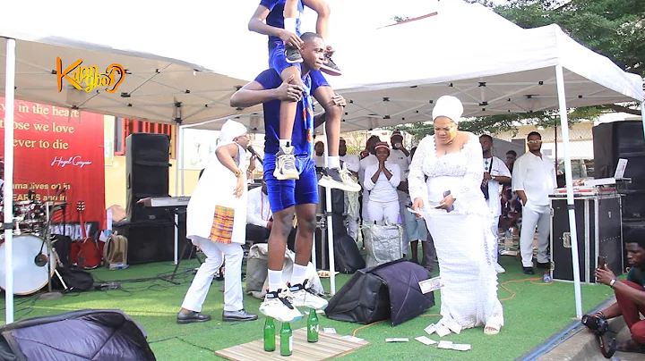 SEE WORLD BEST TOYIN ABRAHAM SPRAYS MONEY AT NKECHI BLESSING'S MOTHER'S BURIAL