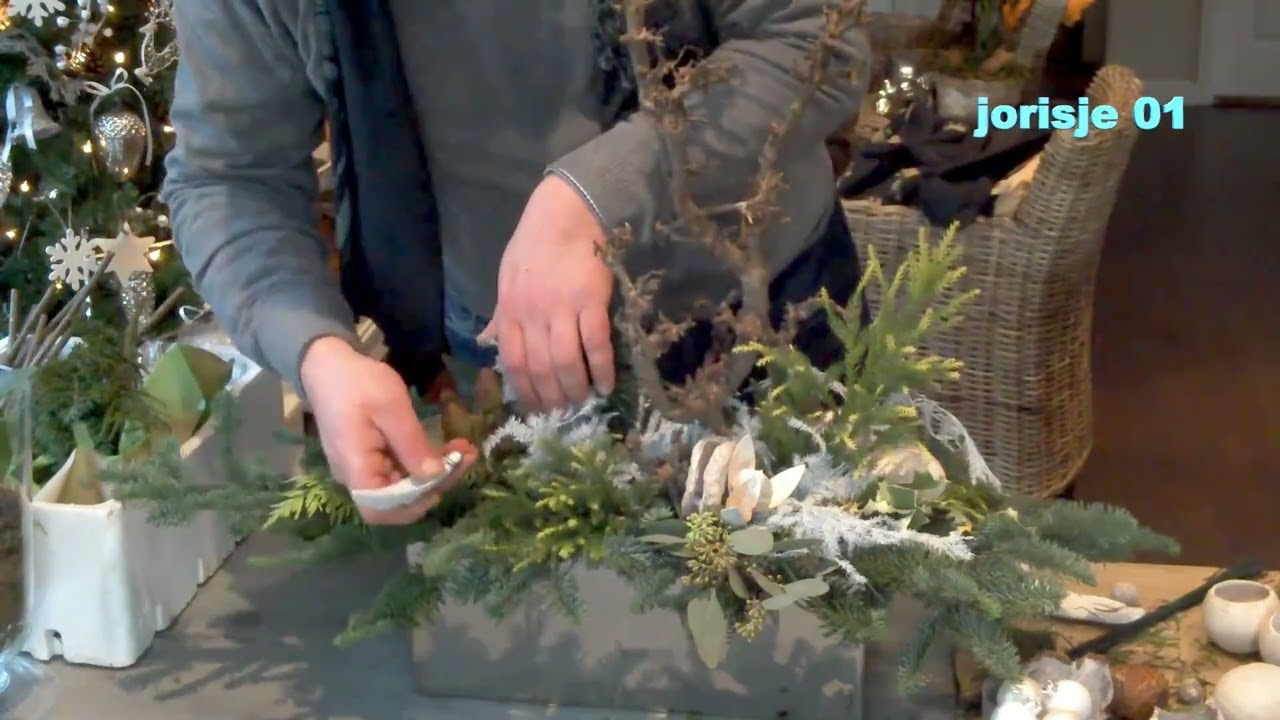 Het maken van een  kerststuk.