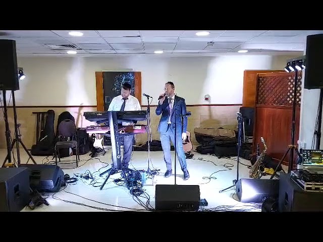 הזמר דוד לעווי והקלידן אליהו שטיין בחתונה, בקטע מרגש