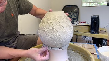 358. Trimming a Roller Texture Bottle with Hsin-Chuen Lin 林新春 滾花瓷瓶修坯