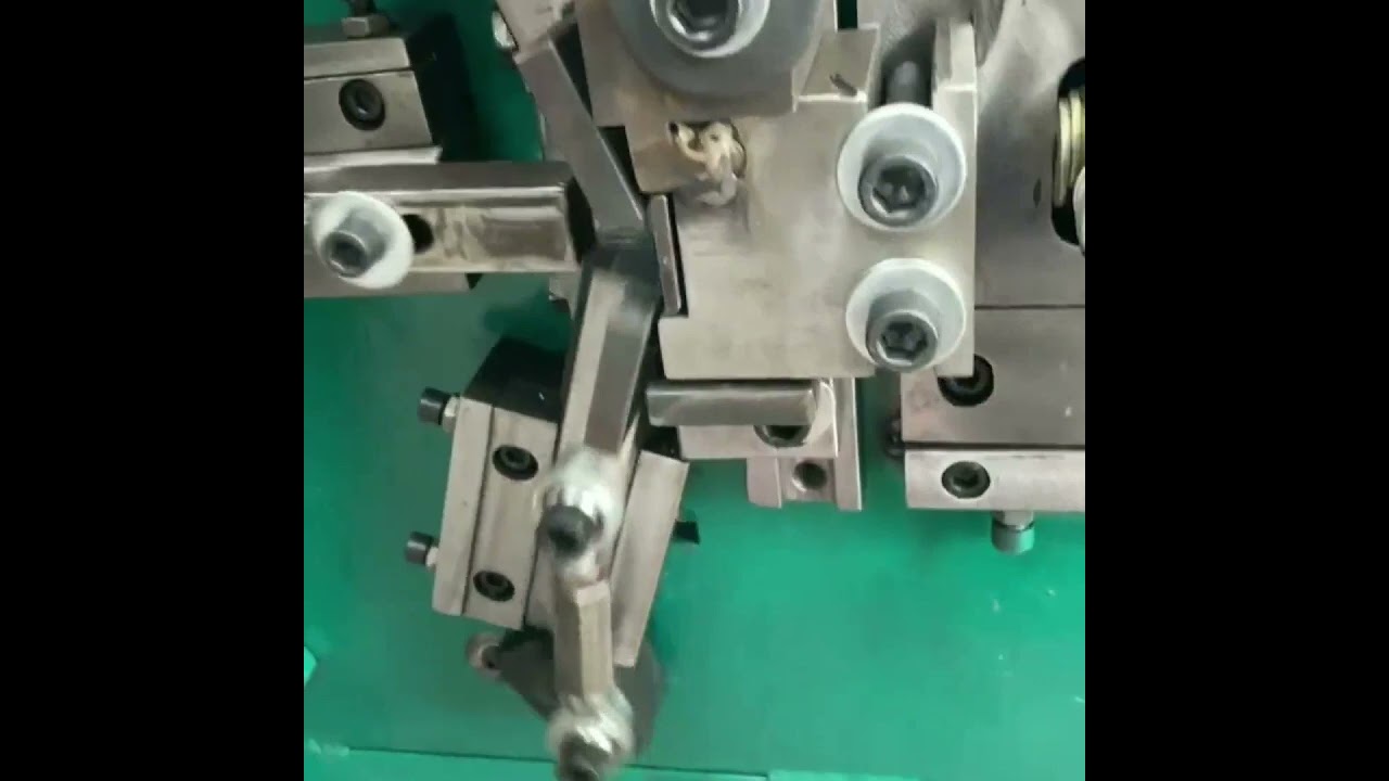 Steel strap clip 32 x 57 mm machine with scrapped steel sheets as raw materials