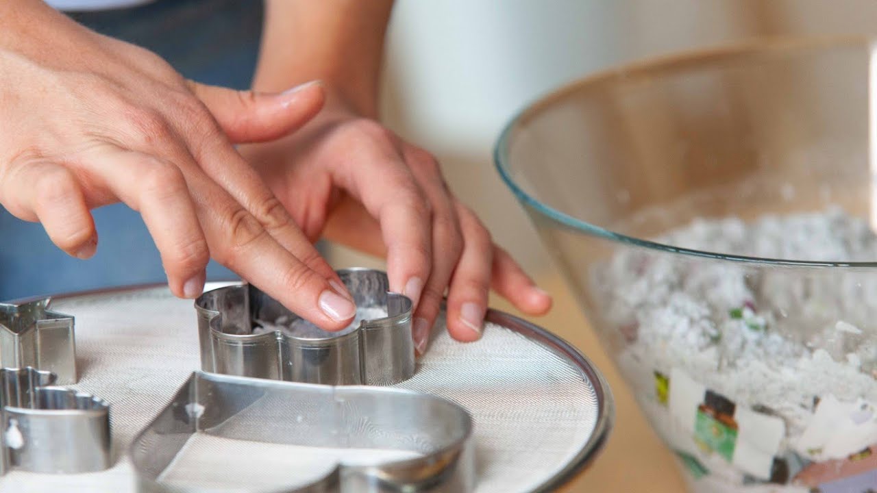 Papier schöpfen aus alten Katalogen | DIY Geschenkanhänger mit Duft | PRIMAVERA Upcycling Papier