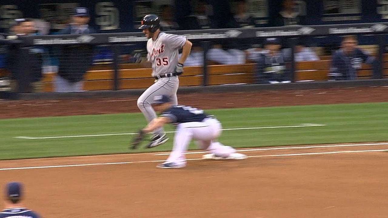 DET@SD: Verlander singles for his second hit