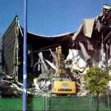 Derribo pabellon de Checoslovaquia en Expo´92
