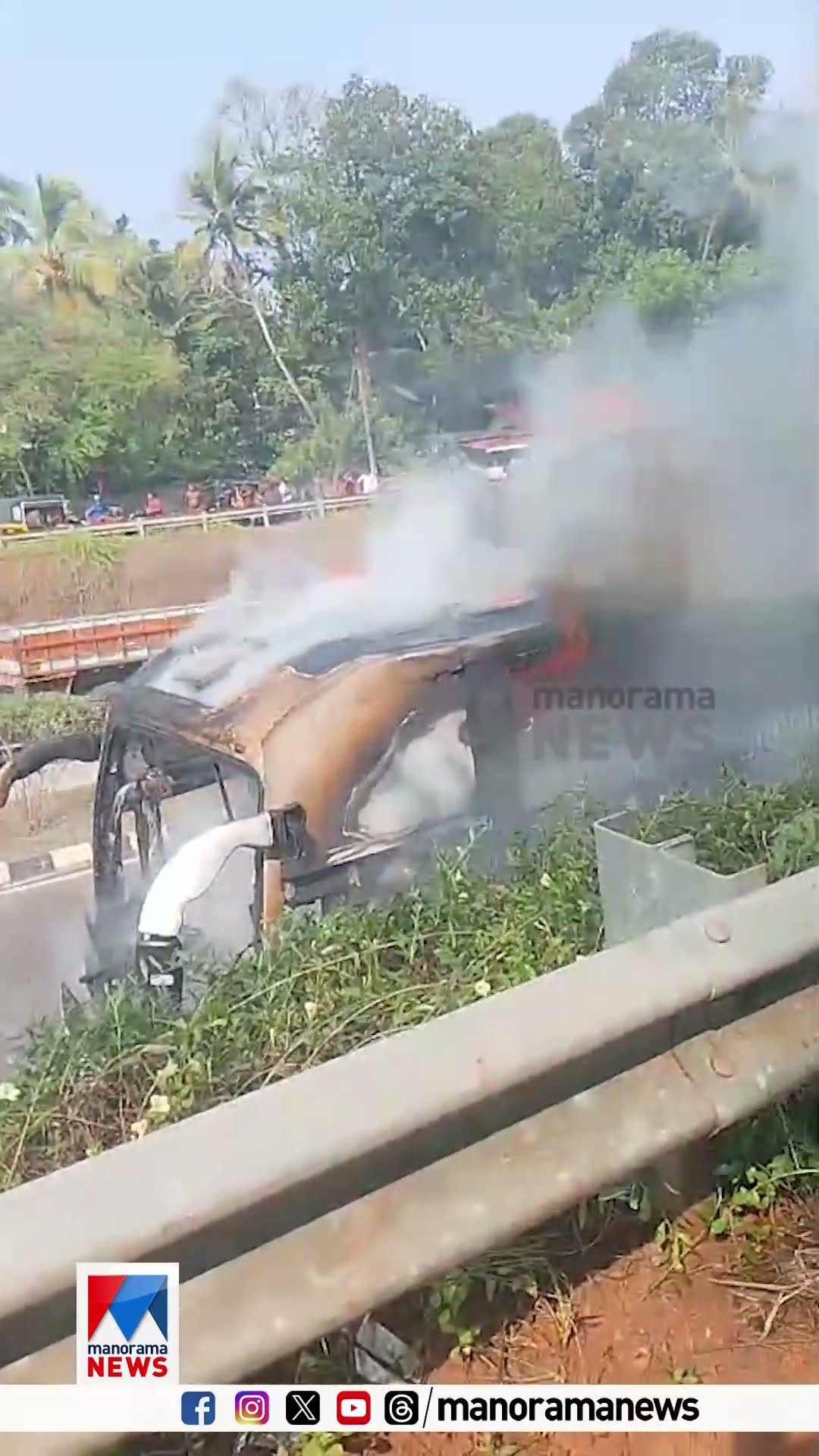 നെയ്യാറ്റിന്‍കരയില്‍ സ്ലീപ്പര്‍ ബസിന് തീ പിടിച്ചു; ആര്‍ക്കും പരുക്കില്ല #neyyattinkara #touristbus