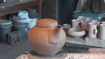 SIMON LEACH POTTERY TV - How to apply a teapot spout !