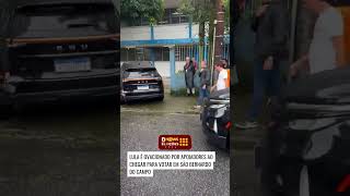 Lula é ovacionado por apoiadores ao chegar para votar em São Bernardo do Campo