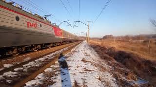 Электровоз ЭП1П-008 с почтово-багажным поездом №990 морозным утром на Транссибирской магистрали.