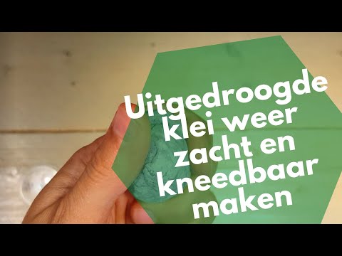 Uitgedroogde klei weer vochtig en kneedbaar maken