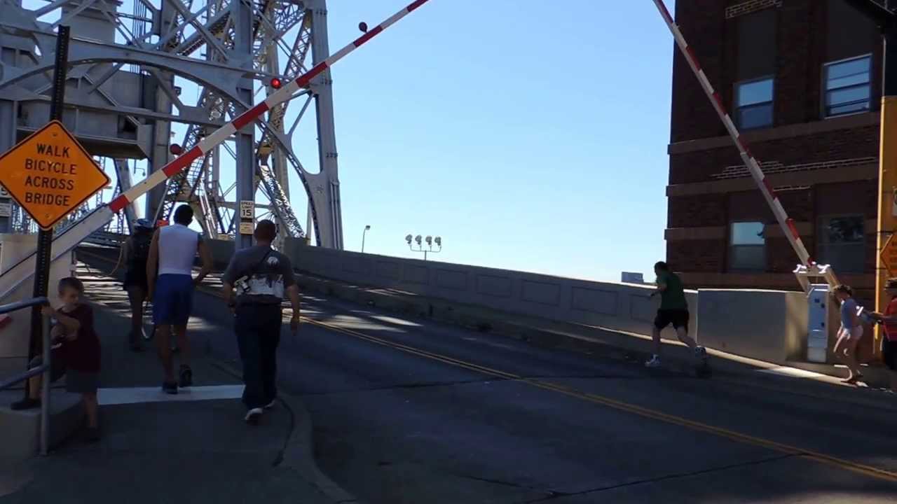 Gates Blocking Road As Aerial Lift Bridge Comes Down Duluth Mn Youtube