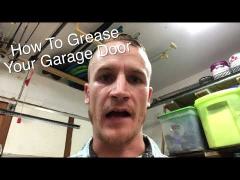 Come lubrificare la saracinesca di un garage col grasso / How to  lubrificate a garage door by grease 