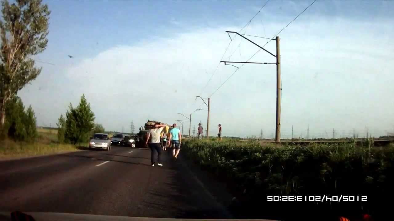 ЗИЛ размазал ВАЗ 2112. Жуткий лобовой удар! - YouTube