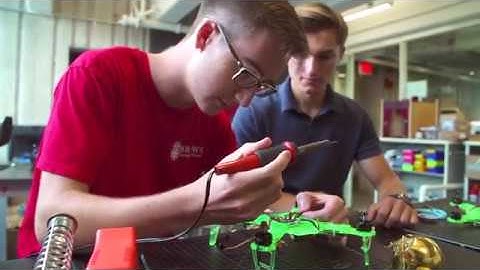 Undergraduate team helps to develop intro robotics course