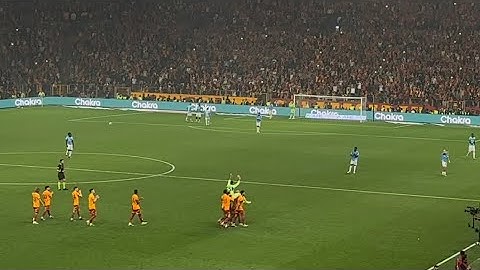 Muslera omuzlar üzerinde Galatasaray’a veda ediyor.. Mertens, Osimhen, Okan Buruk üçlü!