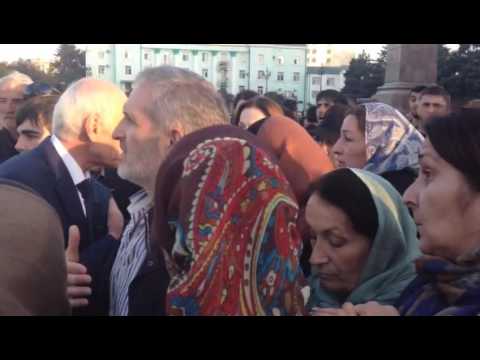 Вице-премьер РД Рамазан Джафаров и родственники пропавших молодых людей на митинге. 06.10.16г