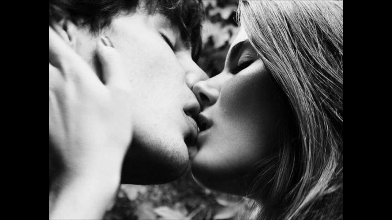 Парень и девушка. Ты такой же как все мы целуемся. Парень и девушка. Объятия. Влюбленные на закате.