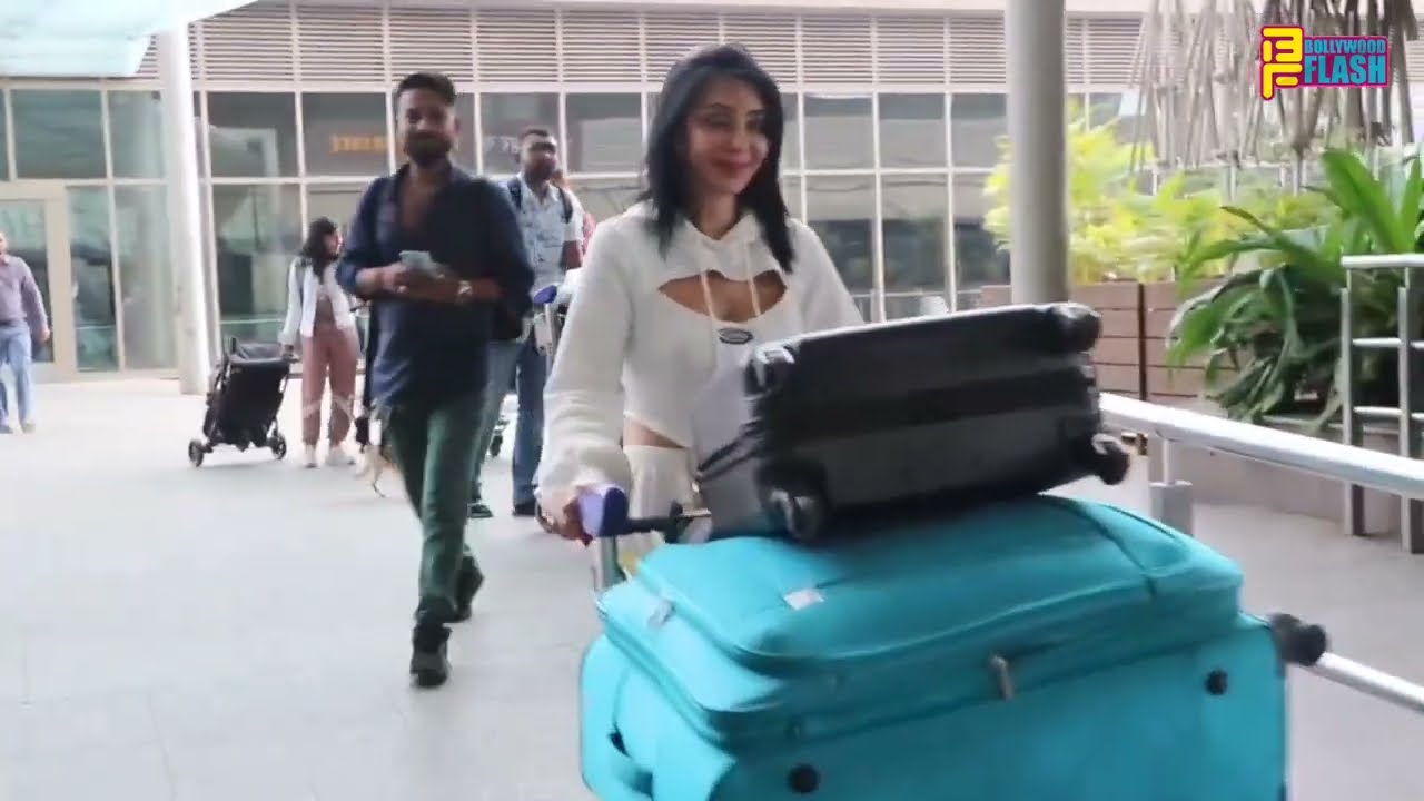 International Actress / Model Kainaaz Pervez Traveling To London Spotted At Mumbai Airport