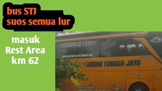 Situasi di malam hari Rest Area km 62, Bus2 Stj & Agramas pada masuk.