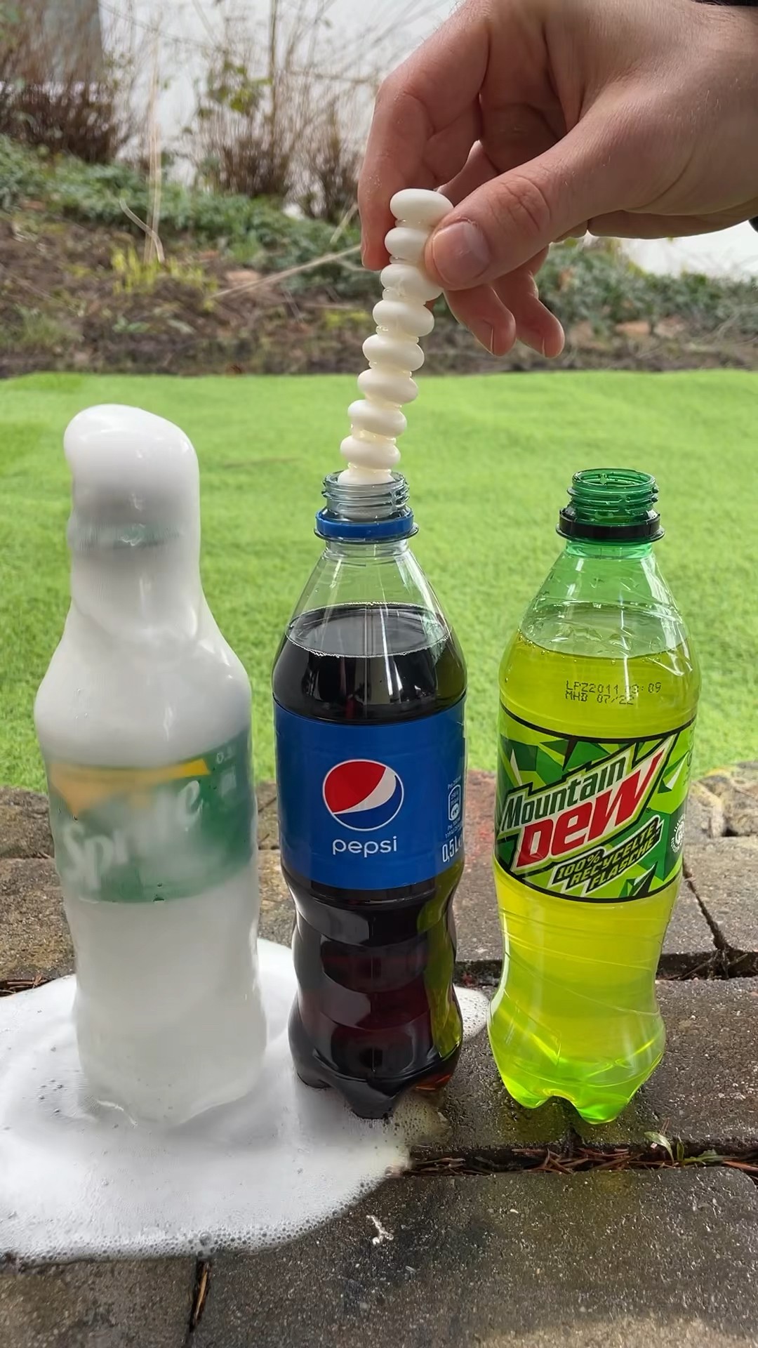 Coca Cola, Fanta,Sprite und Mentos |  Experiment #Shorts