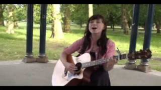 Miniatura de "Laura Groves - Bridges - Bandstand Busking Acoustic Session"