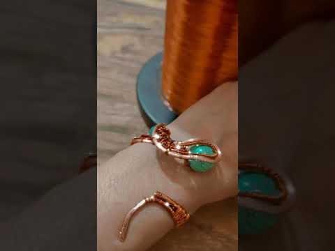 اسوارة بالسلك الملفوف وحجر الفيروز على شكل افعى قريبا       