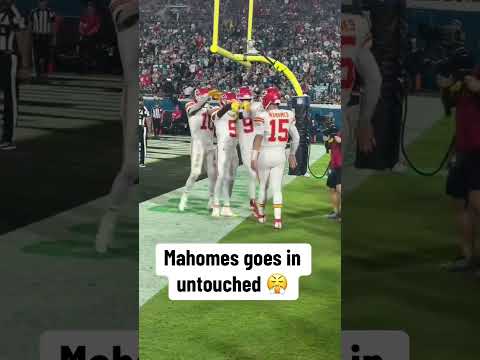 Mahomes takes it in himself 🔥