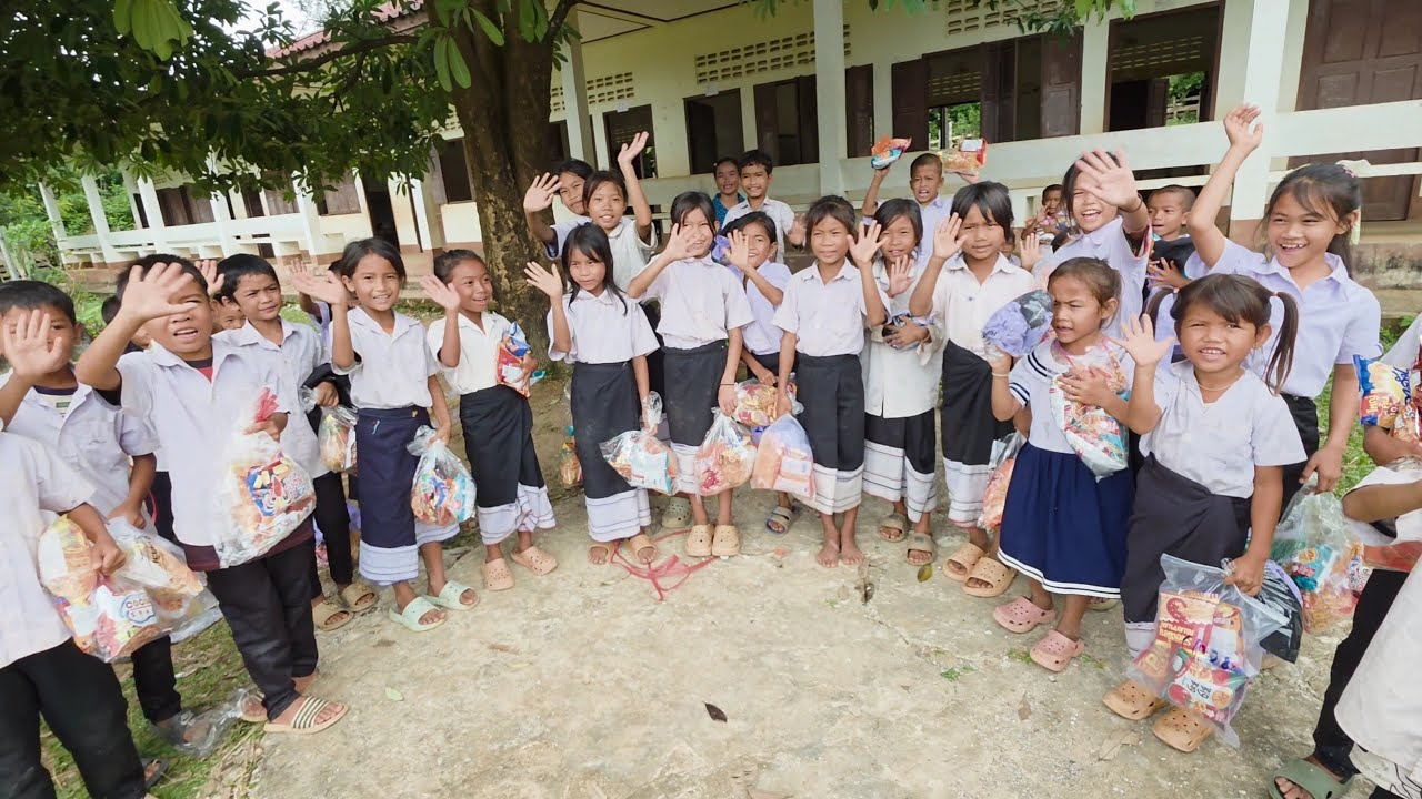 #เที่ยวลาว#บรรยากาศการเดินทาง แบ่งปันขนมและอุปกรณ์กีฬาให้เด็กโรงเรียนในลาว รอยยิ้มเด็กๆ#สปปลาว 