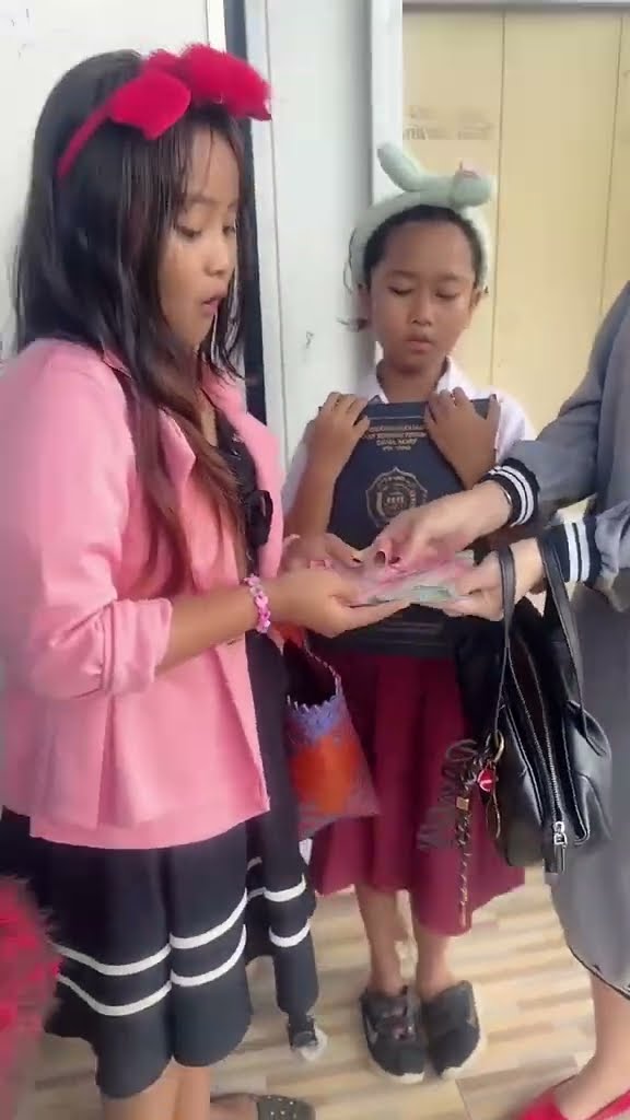 Vidio kocak dan gokil @nyaikembang1nyaikembang1 /Bu guru pilih kasih ?