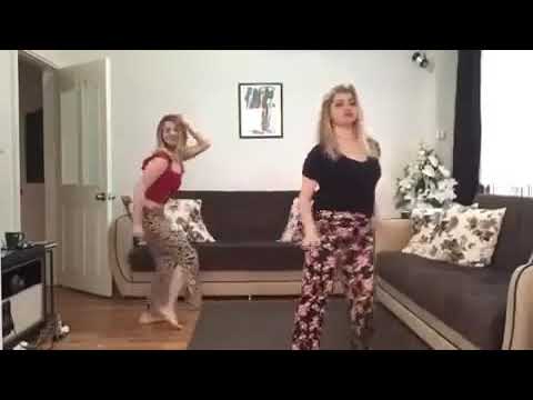 Evde Dans ederken Coşan Sarışın Türk Kızlar